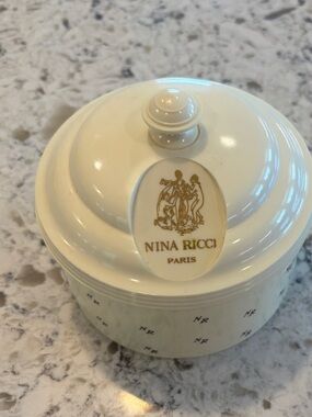 Nina Ricci L'Air du Temps  6 oz Dusting Powder(new)